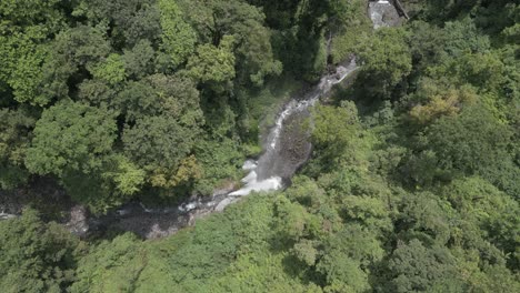 Rotierende-Antenne-Senkt-Sich-Zum-Wasserfall-Auf-Dem-Berg-Rinjani,-Lombok,-Indonesien