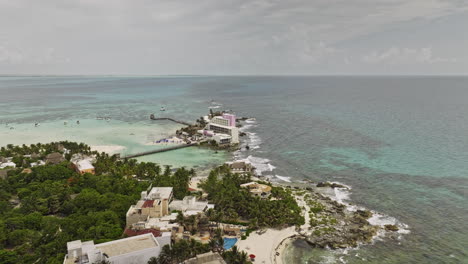 Isla-Mujeres-Mexico-Aerial-V10-Filmischer-Drohnenüberflug,-Wunderschöne-Mexikanische-Insel,-Aufnahme-Des-Weißen-Sandstrandes-Playa-Norte-Und-Des-Luxuriösen-Mia-Reef-Resorts-Direkt-Am-Meer-–-Aufgenommen-Mit-Mavic-3-Cine-–-Juli-2022