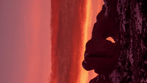 Vertikaler-4K-Zeitraffer,-Morgendämmerung-Im-Arches-Nationalpark,-Utah,-USA,-Rot-orangefarbener-Himmel-Und-Wolken-über-Felsformationen