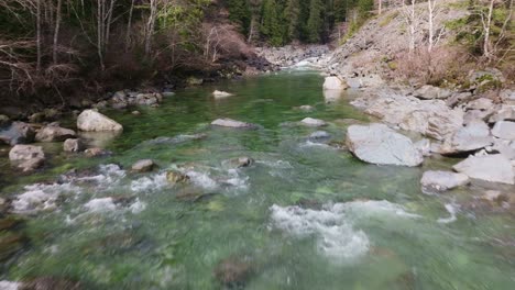 Ein-Blaugrüner-Fluss-In-Den-Wäldern-Von-British-Columbia,-Kanada