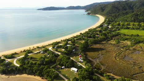 Camping-Junto-A-La-Playa-De-Arena-Dorada-Tōtaranui,-Parque-Nacional-Abel-Tasman