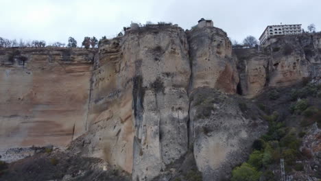 Impressive-tall-vertical-limestone-cliffs-below-Spanish-town,-Ronda
