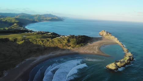 Leerer,-Abgelegener-Castlepoint-Strand-In-Neuseeland-Mit-Sanften-Wellen,-Landschaftsluftaufnahme