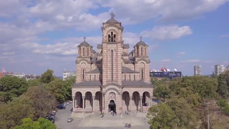 Impresionante-Tiro-De-Apertura-De-La-Iglesia-De-San-Marcos-En-Belgrado,-Día-De-Verano-Tasmajdan