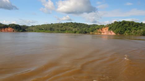 Agua-Del-Río-Amazonas-En-La-Selva-Amazónica-Brasil