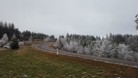 Schöner-Blick-über-Die-Gefrorene-Straße-Im-Schwarzwald-Im-Winter