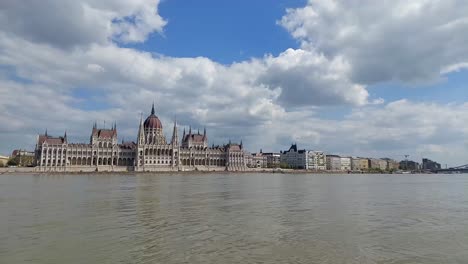 Video-De-Lapso-De-Tiempo:-El-Edificio-Del-Parlamento-Húngaro-En-Budapest,-Hungría