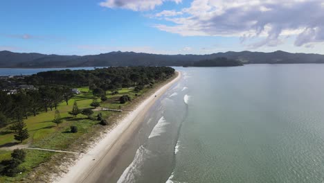 Hermosa-Costa-De-Nueva-Zelanda-Con-Una-Larga-Playa-De-Arena