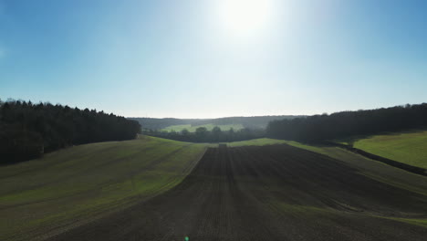 Luftaufnahme-Eines-Gepflügten-Feldes-Auf-Einem-Bauernhof-In-Der-Britischen-Landschaft
