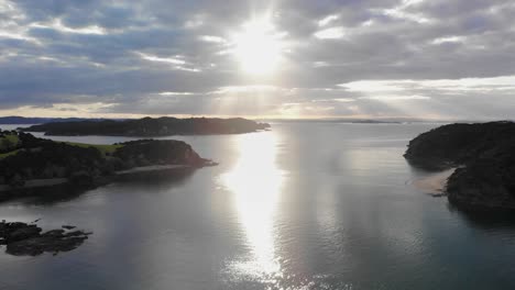 Drohnen-Dolly-In-Richtung-Der-Sonne-Mit-Blick-Auf-Die-Insel-Urupukapuka-Und-Das-Meer
