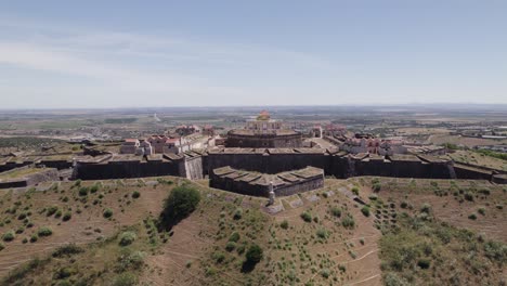 Iconic-fort-da-graca,-backward-revealing-shot,-aerial