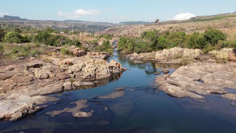 Fluss-Fließt-Durch-Das-Drakensberg-Gebirge-In-Südafrika