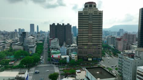 Luftaufnahme-Des-Verkehrs-Auf-Der-Straße-In-Der-Innenstadt-Der-Stadt-Kaohsiung-An-Bewölkten-Tagen,-Taiwan---Turm--Und-Wolkenkratzergebäude-In-Der-Asiatischen-Metropole