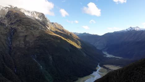 Atemberaubende-Landschaft-Des-Mount-Aspiring-Nationalparks-In-Neuseeland,-Luftaufnahme