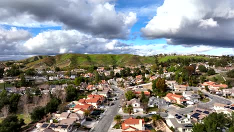 Santa-Clarita,-California-upscale-suburban-neighborhood---ascending-aerial-view