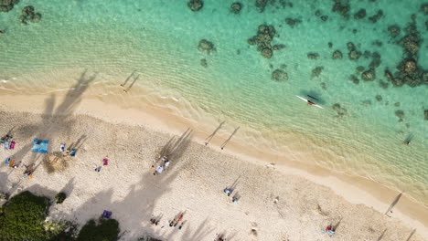 Turquoise-Seawater-And-Cheerful-Tourists-Running-On-The-Lanikai-Beach-In-Kailua,-Hawaii
