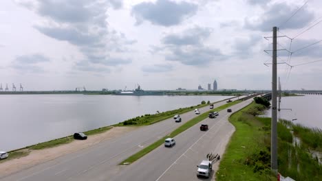 Weitwinkelansicht-Des-Autobahnverkehrs-Auf-Dem-US-10-Battleship-Parkway-In-Mobile,-Alabama-Mit-Drohnenvideostall