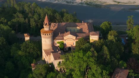 Schloss-Von-Rivalta-Mit-Dem-Fluss-Trebbia-Im-Hintergrund,-Piacenza-In-Italien