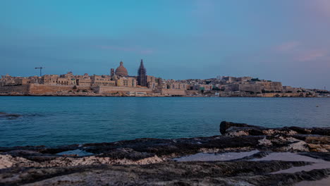 Valletta,-Malta-Bei-Sonnenuntergang-Mit-Blick-über-Die-Bucht-Von-St.-Elmo-Auf-Die-Historische-Altstadt---Zeitraffer
