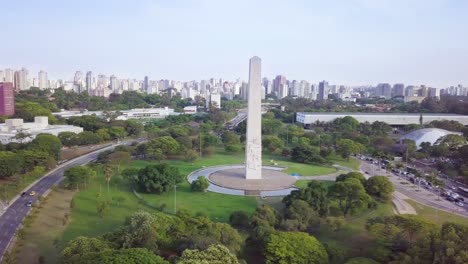 Stadtzentrum-Von-São-Paulo-Und-Obelisk-Denkmal-Im-Ibirapuera-Park-–-Gleitende-Luftaufnahme