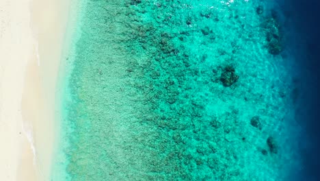 Beautiful-white-sand-beach,-crystal-clear-aquamarine-and-deep-blue-colored-water,-Hawaii-islands