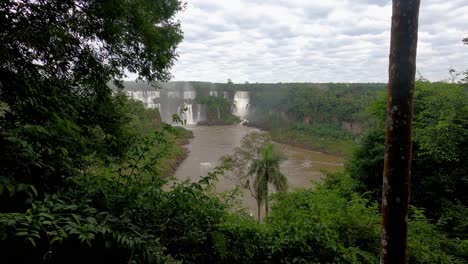 Wasserfall-Iguazu-O-Iguacu-Auf-Der-Brasilianischen-Brasilianischen-Seite,-Eingerahmt-Von-Einem-Waldbaum