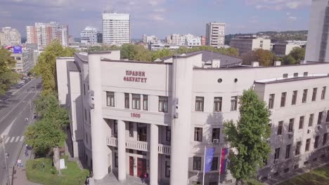 Langsame-Filmische,-Aufschlussreiche-Aufnahme-Des-Gebäudes-Der-Juristischen-Fakultät-Der-Universität-Belgrad
