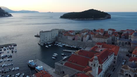 Wunderschönes-Stadtbild-Von-Dubrovnik-Mit-Stadtmauern,-Luftpanorama,-Sonnenuntergang