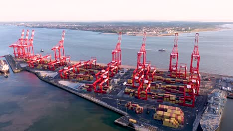 Containerhafen-Frachtschiff-In-Der-Export-Import-Geschäftslogistik