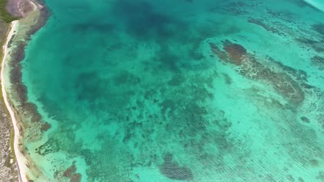 Aerial-view-ocean-horizon-tilt-down-tropical-sandbank,-archipelago-los-roques