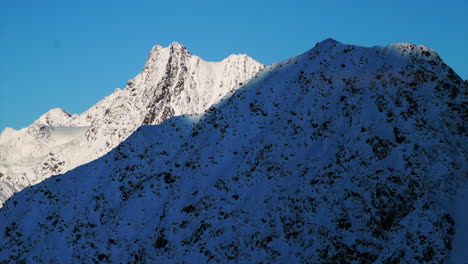 Zeitrafferaufnahme-Von-Schneebedeckten-Bergen,-Die-Während-Des-Sonnenuntergangs-Im-Kauntertal,-Österreich,-Von-Schatten-Bedeckt-Sind