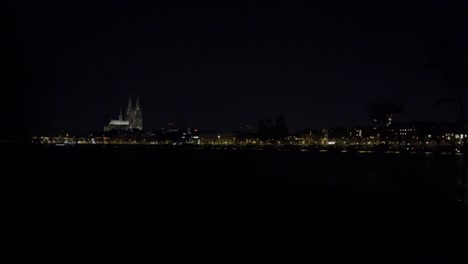 Kölner-Skyline-Mit-Vielen-Einzelnen-Lichtern-Bei-Nacht
