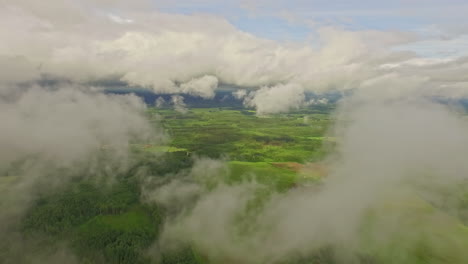 Eine-Wolkenverhangene-Grüne-Landschaft-Mit-Dem-Meer-Im-Hintergrund
