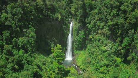 Stunning-Muralla-waterfall-in-tropical-green-forest-of-Central-America,-aerial