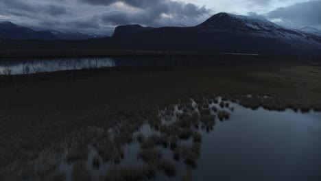 Filmische-Schnelle-Luftaufnahme-über-Schweden,-Lappland-Feuchtgebiet-Mit-Dem-Berg-Kebnekaise