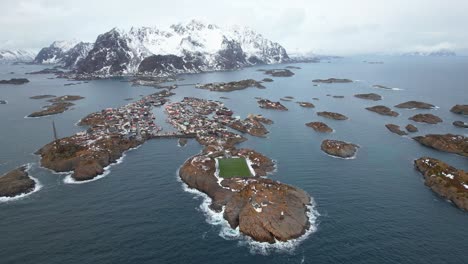 Vista-Aérea-De-Lofoten,-Islas-Del-Archipiélago-De-Noruega-Con-Montañas-En-Invierno---Drone-4k