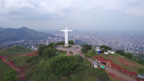 Tiro-De-órbita-Aérea-Alrededor-De-La-Estatua-De-Cristo-Rey-En-Cali,-Colombia