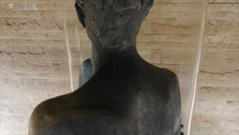 Statue-Von-Mann-Und-Frau-Im-Fließenden-Wasser