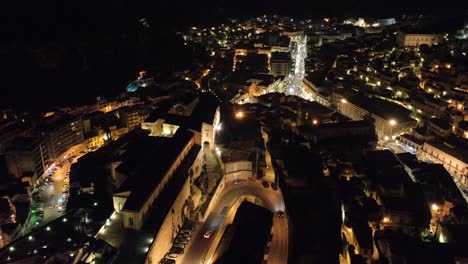 Luftaufnahme-Der-Alten-Barockstadt-Modica-Alta-Val-Di-Noto-In-Süditalien-Bei-Nacht