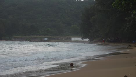 Sandstrand-Damm-Trau-Strandwellen-Rollen-An-Einem-Nebligen-Tag-In-Con-Dao,-Vietnam-Ins-Meer