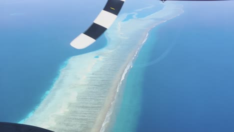 Comience-Su-Viaje-En-Maldivas-Con-Un-Impresionante-Despegue-De-Hidroavión-Desde-Las-Aguas-Turquesas,-Maravillándose-Con-La-Belleza-De-Las-Playas-Vírgenes-De-La-Isla-Y-El-Océano-Azul-Celeste