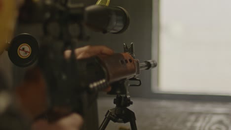 Francotirador-Apuntando-Rifle-De-Combate-Fn-Fal-Y-Disparando-En-Cámara-Lenta