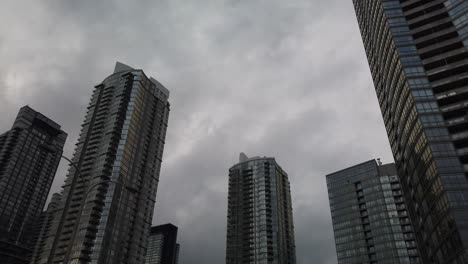 Große,-Bewegte-Aufnahme-Von-Eigentumswohnungen-In-Toronto-Vor-Einem-Bewölkten-Himmel