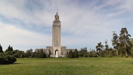 Louisiana-State-Capitol-Building-Mit-Zeitraffervideo,-Das-Sich-Von-Links-Nach-Rechts-Bewegt