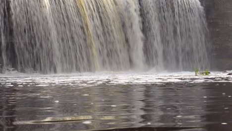 Wasserblasen,-Die-Vom-Jägala-Wasserfall-Erzeugt-Werden