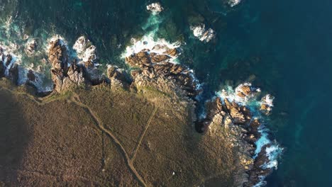 Blick-Von-Oben-Auf-Die-Meereswellen,-Die-An-Der-Küste-Der-Insel-Sisarga-An-Der-Küste-In-Galizien,-Spanien,-Plätschern