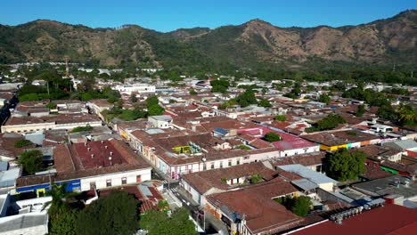 Drohnenaufnahme-Eines-Wohnviertels-In-Der-Zentralamerikanischen-Stadt-Santa-Ana