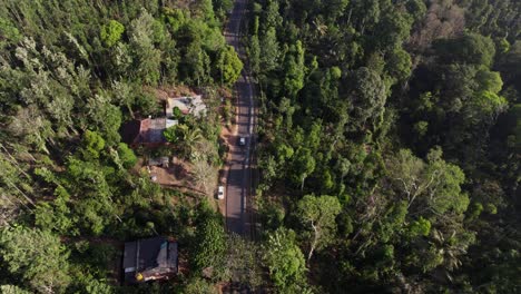 Verfolgung-Eines-Autos-In-Einer-Luftaufnahme-über-Eine-Landstraße-Im-Indianforest
