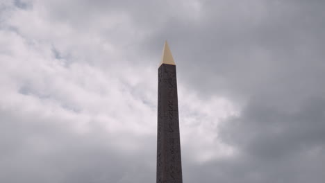 Stunning-View-Of-The-Egyptian-Obelisk-Of-Luxor-Standing-Tall-At-Place-de-la-Concorde-On-A-Cloudy-Day-In-Paris,-France