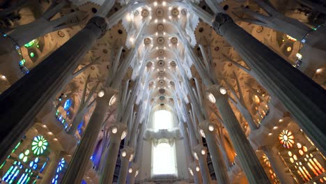 Deckeninnenraum-Der-Sagrada-Familia-In-Barcelona,-Spanien